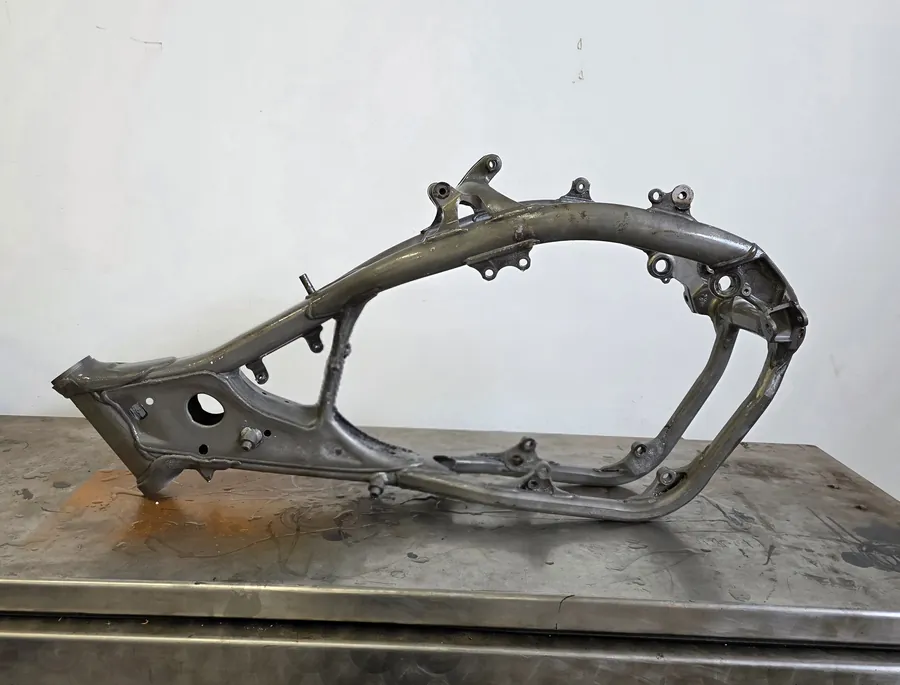 Chemisch entlackter Motorradrahmen aus Aluminium bei ESP Uelzen